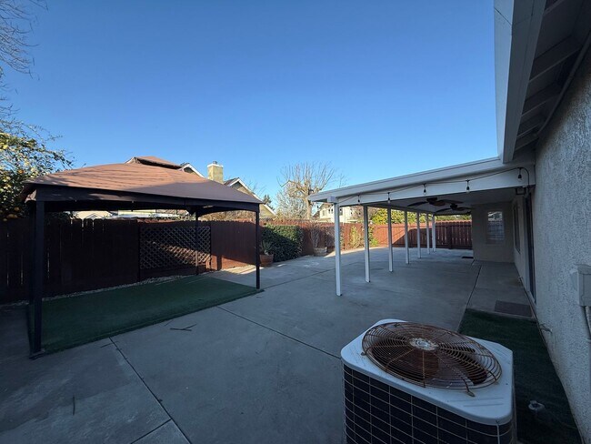 Building Photo - Single story with 3-car Garage!!