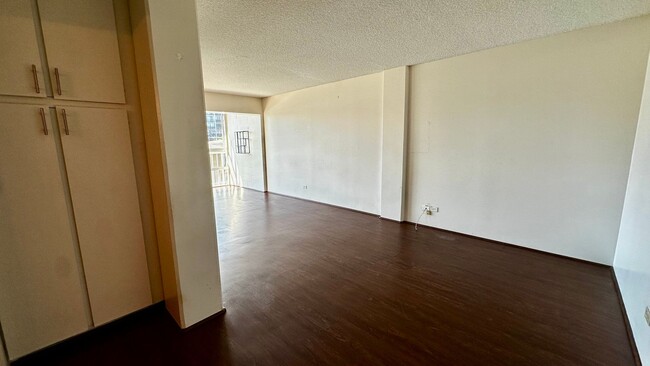 Building Photo - Available NOW - Spacious Studio, 1 Bath, w...