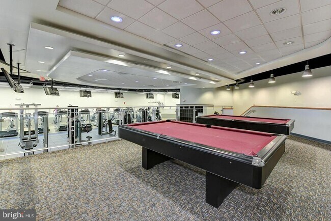 Building Photo - Rosslyn Studio | All Utilities Included | 1.5 Blocks to Metro