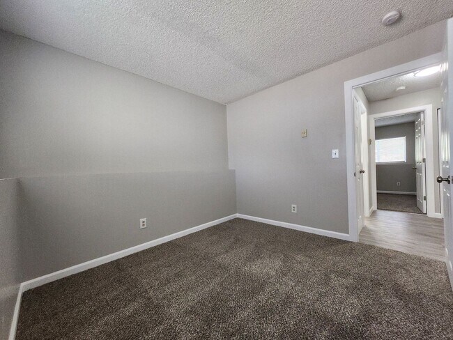 Building Photo - 2922 Straus Ln