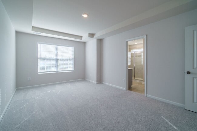 Building Photo - Almost New End Unit Townhome in desirable Chateau community