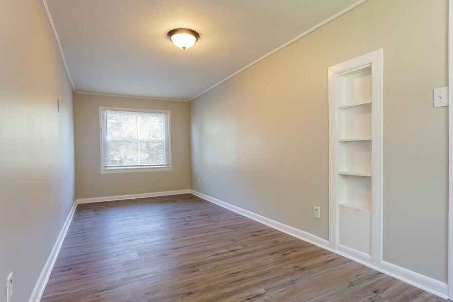 Building Photo - 700 Robison Dr