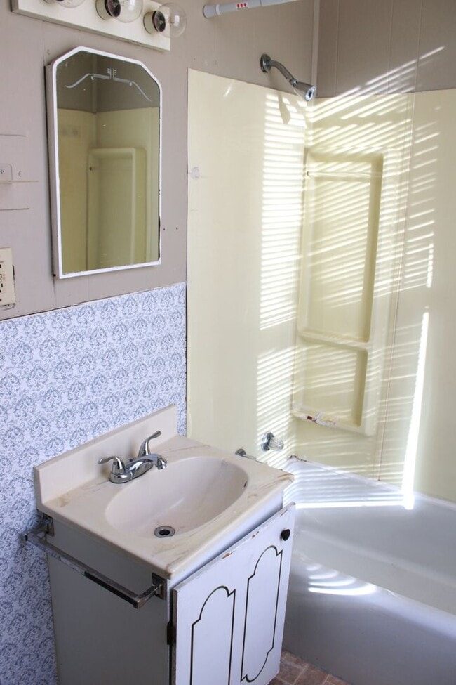 Building Photo - 975 Church St