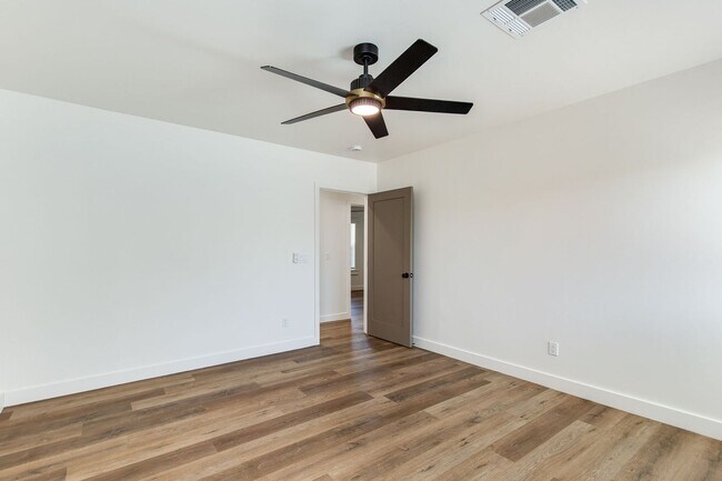 Building Photo - 1329