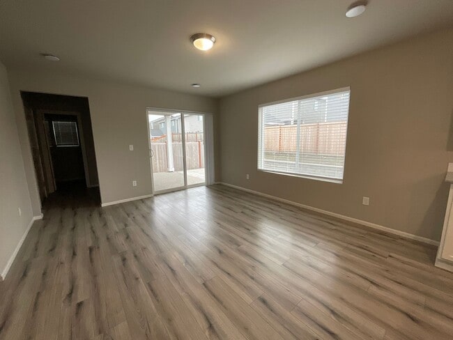 Building Photo - Beautiful 4 Bedroom, 2.5 Bath Home Available November 1st!