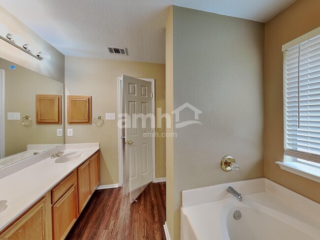 Building Photo - 432 Round Rock Rd