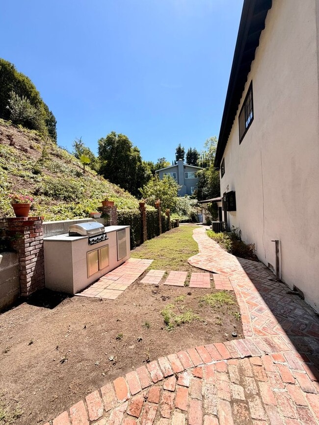 Building Photo - Gorgeous Encino Hills Home