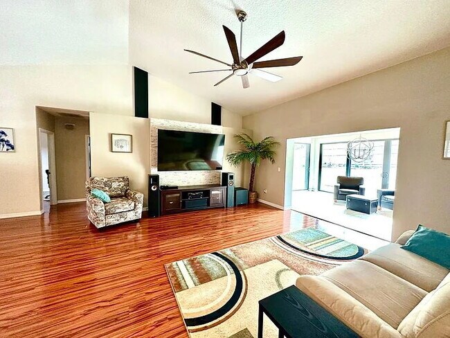 Building Photo - Luxury Updated Pool-Style Retreat on Quiet Cul-de-Sac