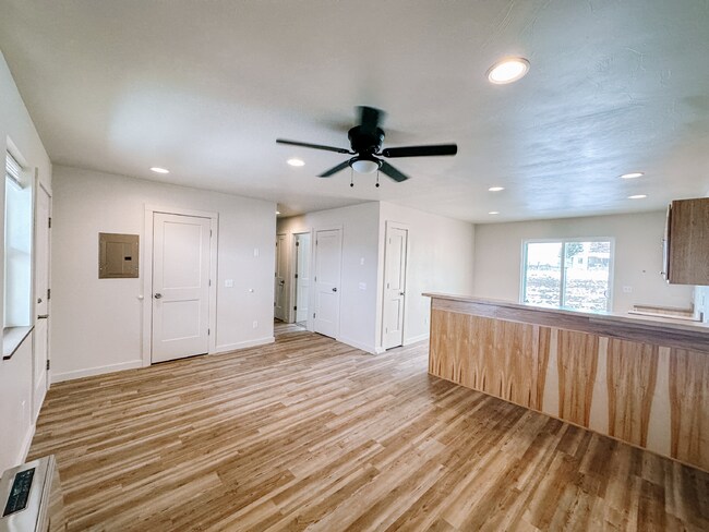 Building Photo - Newer Duplex for Rent Between Twin Bridges and Sheridan!