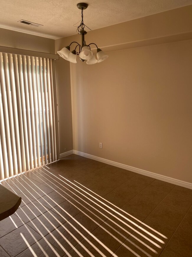 Building Photo - Very nice 3 bedroom 2.5 bath townhome in g...
