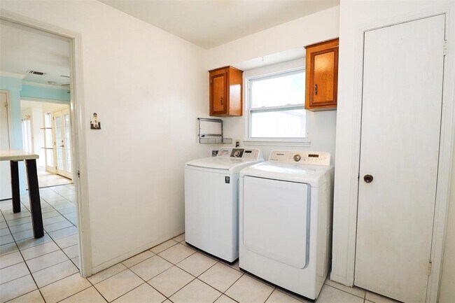 Building Photo - 14202 Ella Lee Ln