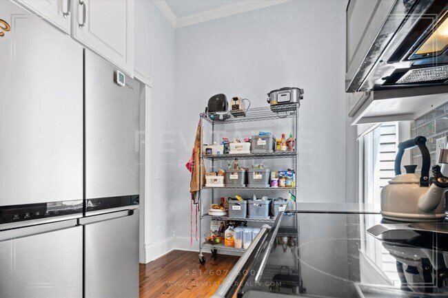 Building Photo - Beautiful Victorian Home in the Heart of S...