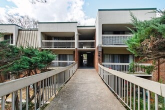 Building Photo - Charming 2BR Bolinwood Condo in Prime Chapel Hill Location!