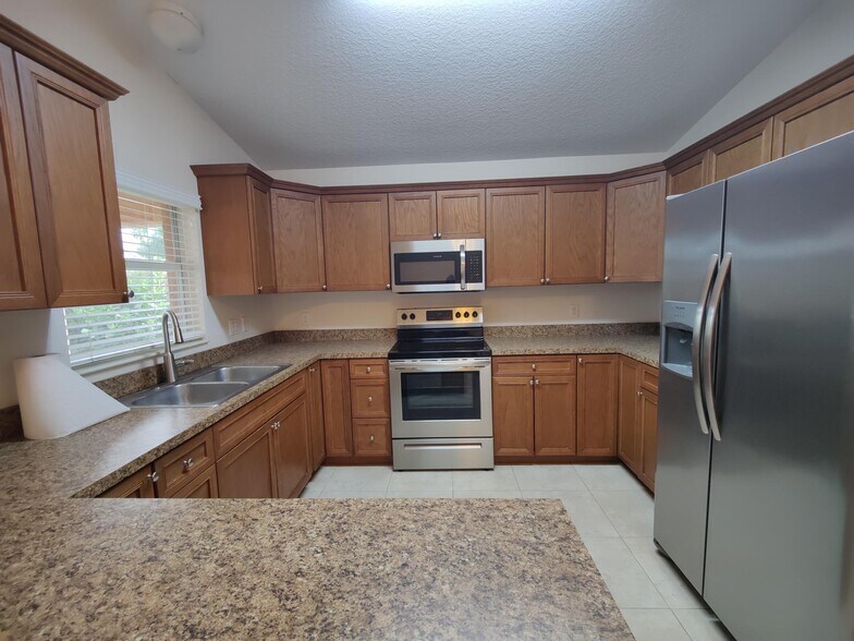 Building Photo - 5795 SE Mitzi Ln