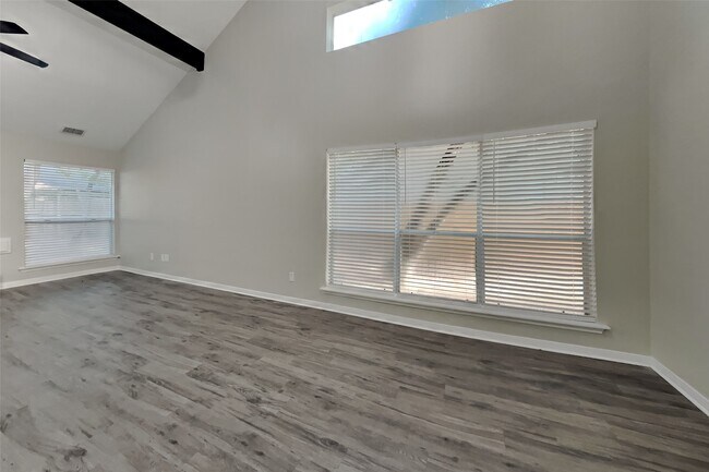 Building Photo - 22 S Rain Forest Ct