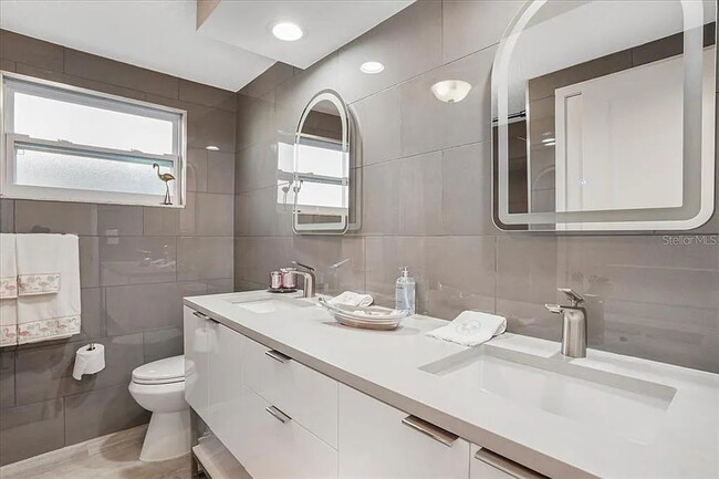 Building Photo - Fully Renovated 2-Bed, 2-Bath Retreat in G...