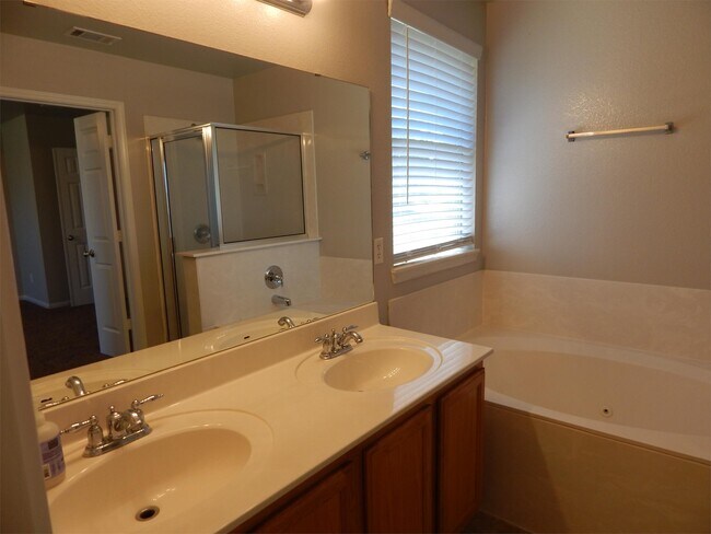 Building Photo - 601 Cattail Cir