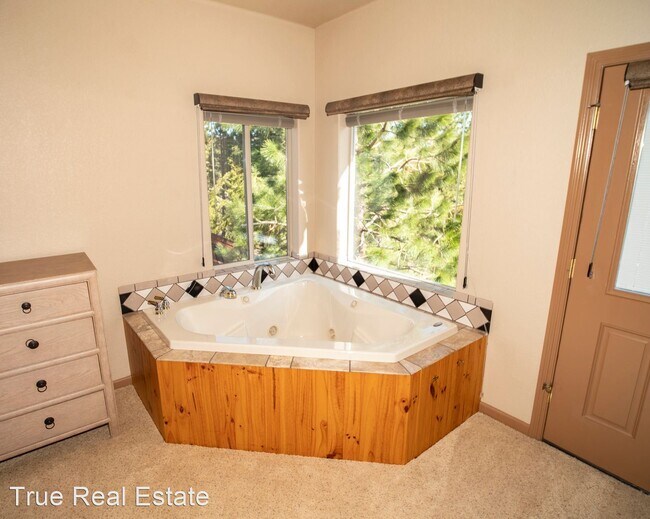 Building Photo - 4 br, 3.5 bath House - 243 E Jeffrey Pine Rd