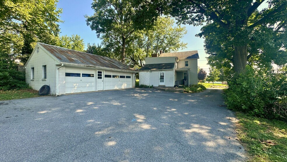 Building Photo - 1404 E Newport Rd