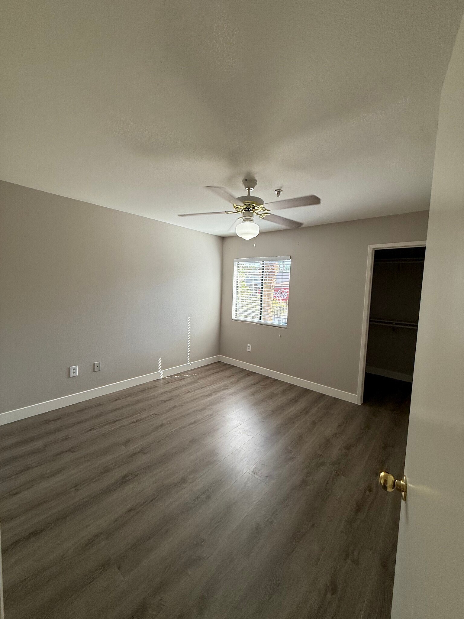Building Photo - 950 Seven Hills Dr
