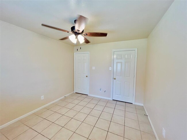 Building Photo - 18523 Spinney Ln