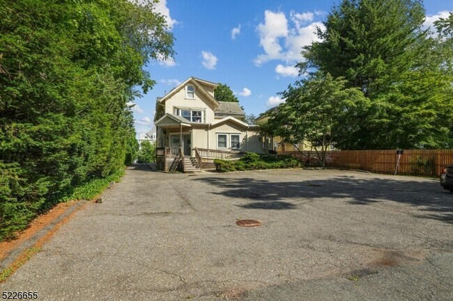 Building Photo - 94 Park St