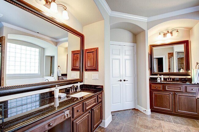 Building Photo - 10 Cayuga Pond Ct