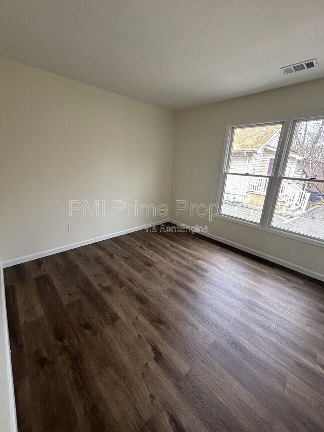 Building Photo - 887 Edwards Rd