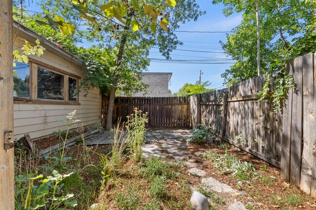 Building Photo - 1124 E