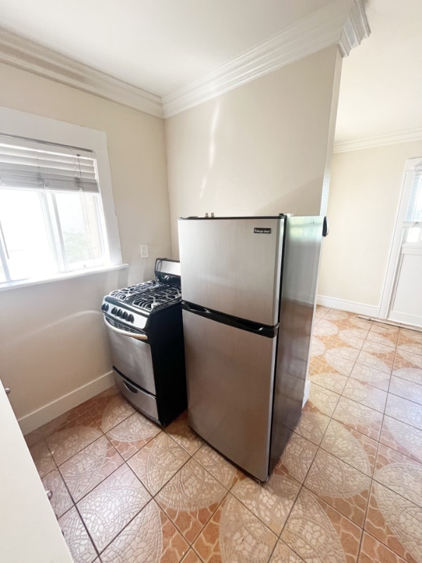 Building Photo - 744 Pine Ave