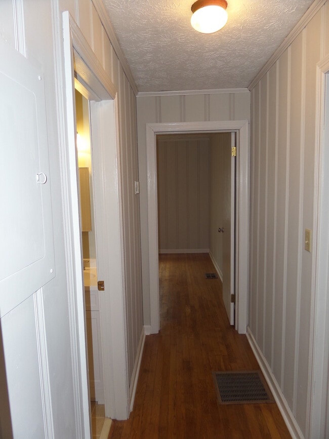 Building Photo - Nice 2 bed 1 bath brick ranch located in M...