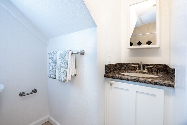Building Photo - Excellent Santa Clara Location! Open Floor Plan! Granite Counters!