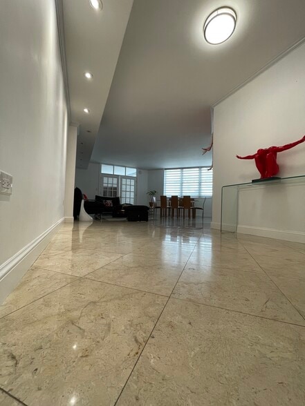 Building Photo - 999 Brickell Bay Dr