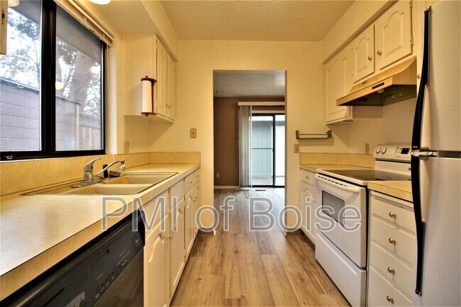 Building Photo - 7201 W Amity Rd