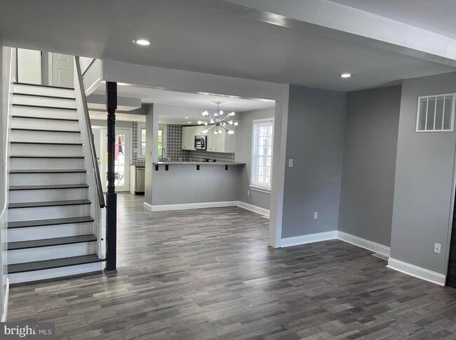 Building Photo - 425 Main St