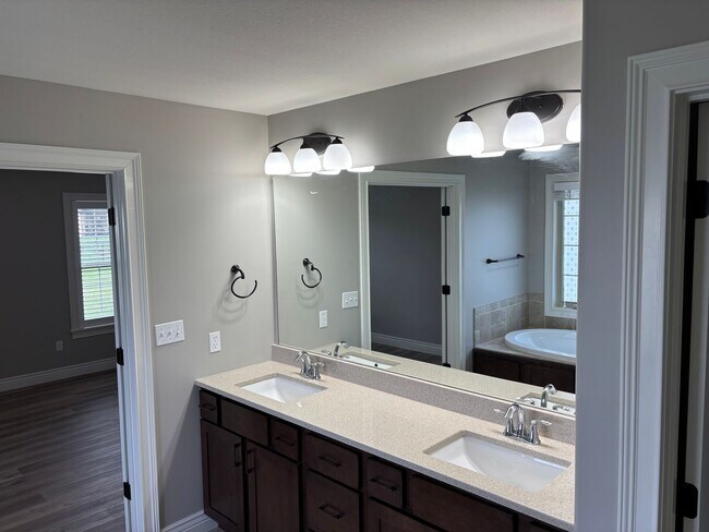 Building Photo - Single Family Home - Available For Rent in Old Hawthorne!