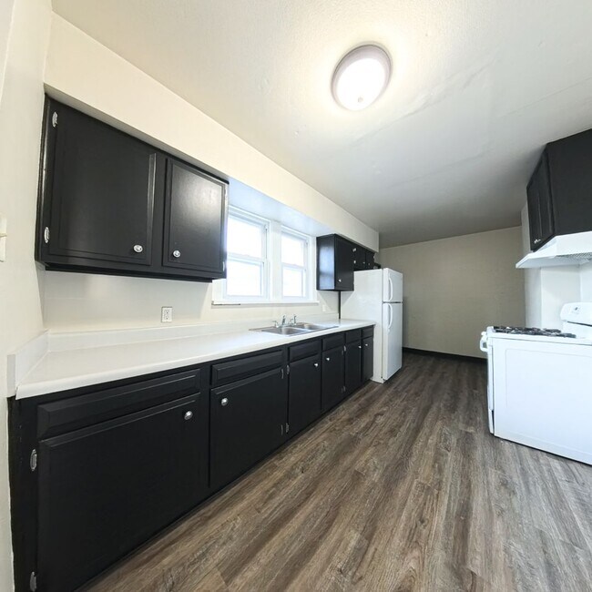 Building Photo - 2 Bedroom 1 Stall Garage East Side Home for Rent