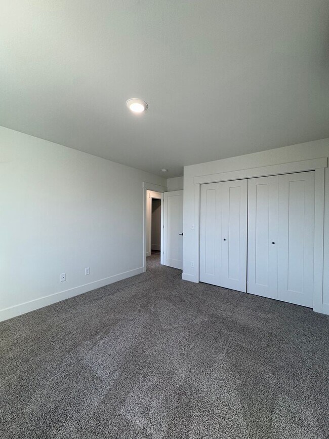 Building Photo - Peaceful Living Just Minutes from Town