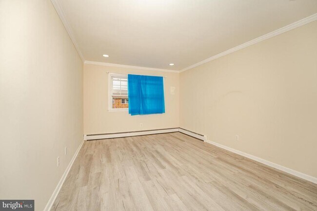 Building Photo - 703 N Oxford Ave