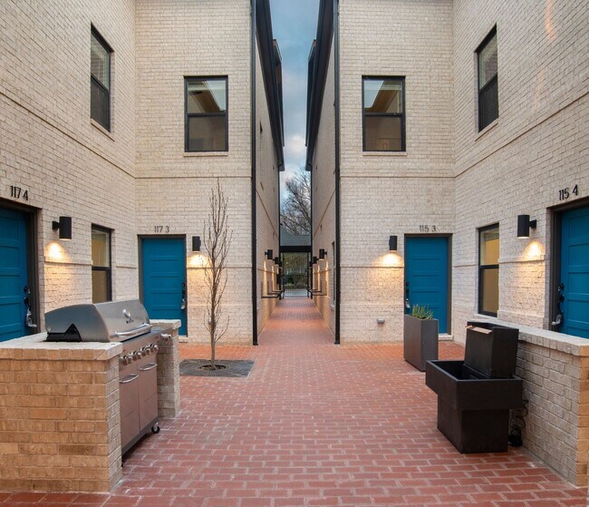 Building Photo - Sleek & Charming Newly Constructed Townhouse in Downtown Fayetteville!