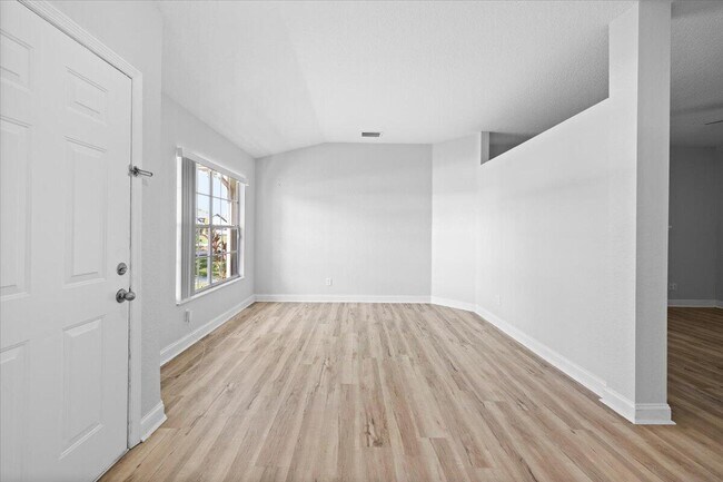 Building Photo - 2385 SW Neal Rd