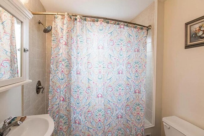 Building Photo - Charming 3BR / 1 BA Home Near F&M With Pri...