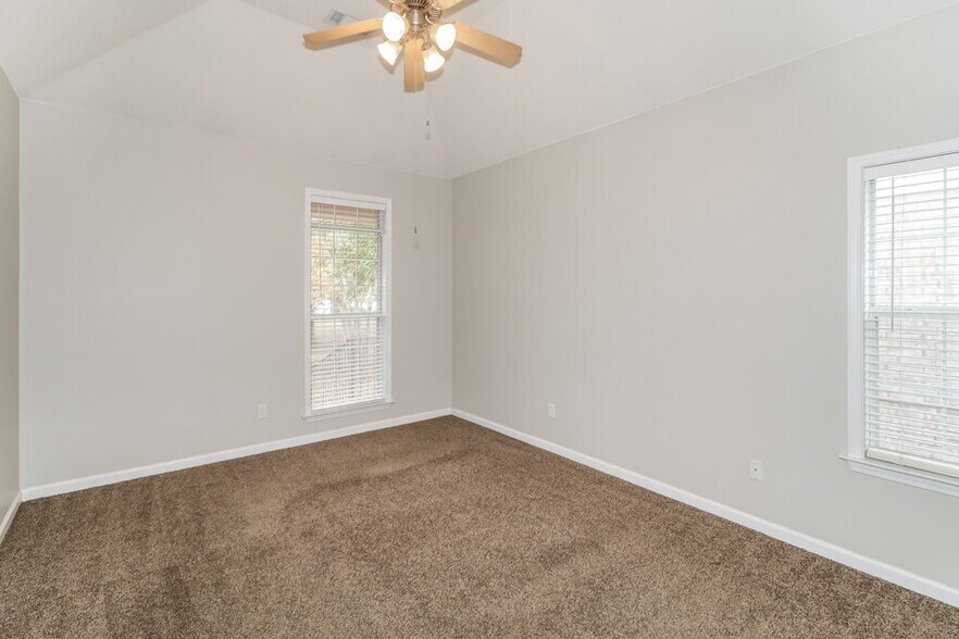 Building Photo - 8725 Rogers Park Ave