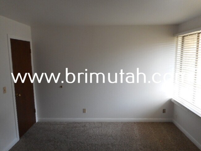 Building Photo - 292 100 E