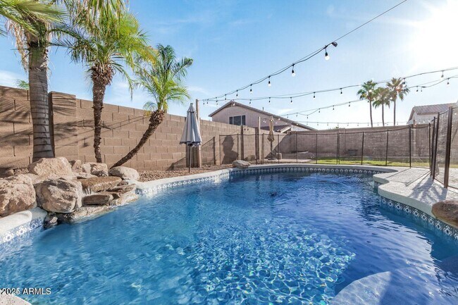 Building Photo - 3051 E Millbrae Ln