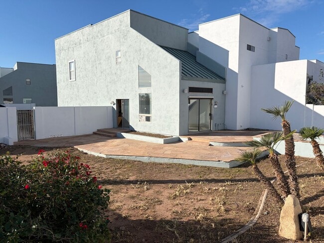 Building Photo - 2 Bedroom 2.5 Bath Townhome!