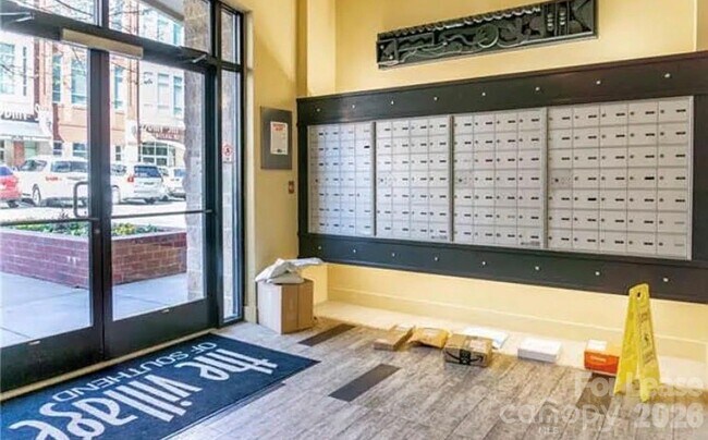 Building Photo - 2125 Southend Dr