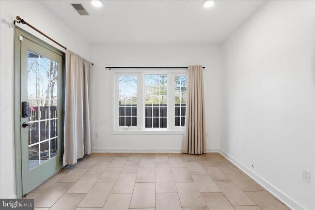 Building Photo - 4550 Fair Valley Dr