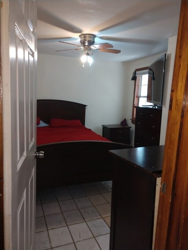 Building Photo - Modernized 3 Bedroom, Shared Yard, Lots of...