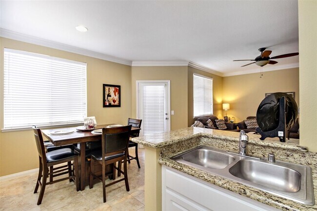 Building Photo - Spacious Top Floor Condo in Resort Style C...